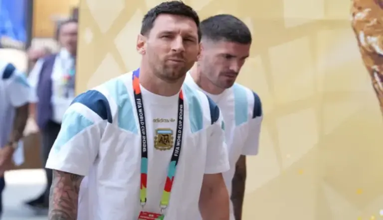 FOTOGRAFÍA. EAST RUTHERFORD (ESTADO DE NUEVA JERSEY) ESTADOS UNIDOS DE AMÉRICA, EEUU, 19 DE JULIO DE 2026. Tres novedades en el once de Argentina para la final contra España. El jugador de la selección argentina Lionel Andrés Messi Cuccittini (Leo Messi), a su llegada este domingo al estadio MetLife Stadium de Nueva Jersey para disputar frente a la selección de Argentina la final del Mundial 2026. Efe