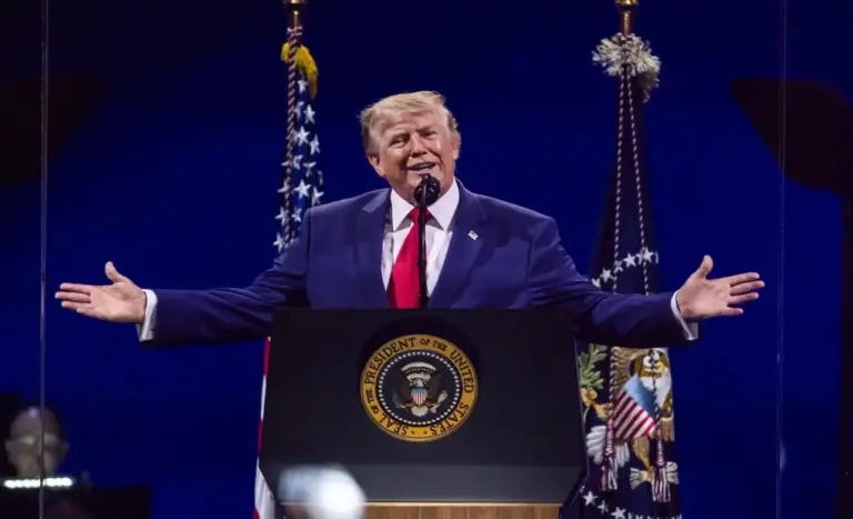 FOTOGRAFÍA. WASHINGTON (ESTADOS UNIDOS DE AMÉRICA EEUU), 04 DE JULIO DE 2026. Trump celebra los 250 años de la Independencia de EEUU bajo mal tiempo. El presidente de Estados Unidos de América (EEUU), Donald John Trump, pronuncia un discurso durante la celebración del 250 aniversario de Estados Unidos en el National Mall de Washington, D.C., Estados Unidos de América (EEUU), el 4 de julio de 2026. Efe