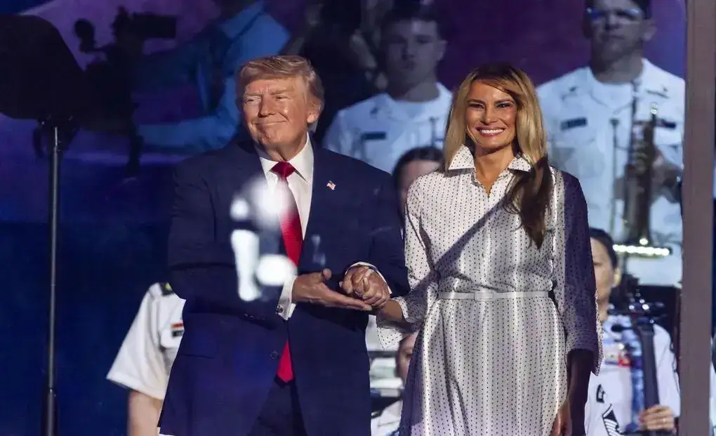 FOTOGRAFÍA. WASHINGTON (ESTADOS UNIDOS DE AMÉRICA EEUU), 04 DE JULIO DE 2026. Trump celebra los 250 años de la Independencia de EEUU bajo mal tiempo. El presidente de Estados Unidos de América (EEUU), Donald John Trump (izquierda), y la primera dama, Melania Trump (derecha), asistieron a la celebración del 250 aniversario del Día de Estados Unidos en el National Mall de Washington, D.C., Estados Unidos de América (EEUU), el 4 de julio de 2026. Efe