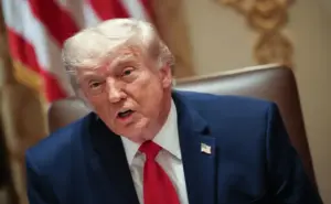FOTOGRAFÍA. FECHA RELACIONADA CON EL CONTENIDO: ANKARA (TURQUÍA), 08 DE JULIO DE 2026. El presidente de Estados Unidos de América, EEUU, Donald John Trump, volvió a elevar este miércoles el tono de sus críticas contra España, «un socio pésimo», al calificar al país de «una causa perdida» y reclamar públicamente el cese de todas las relaciones comerciales, «incluidas las visitas», durante una comparecencia conjunta con el secretario general de la OTAN, Mark Rutte, en el marco de la cumbre de la Alianza Atlántica que se celebra en Ankara. Efe