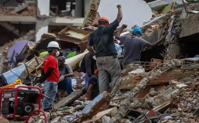 Últimas horas para encontrar supervivientes en Venezuela (1) FOTOGRAFÍA. LA GUAIRA (VENEZUELA), 30 DE JUNIO DE 2026. Últimas horas para encontrar supervivientes en Venezuela. Un grupo de voluntarios y rescatistas fueron captados este 30 de junio al realizan labores de búsqueda de sobrevivientes de los terremotos del pasado día 24, en La Guaira (Venezuela). Efe