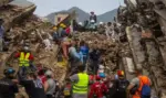 FOTOGRAFÍA. LA GUAIRA (VENEZUELA), 30 DE JUNIO DE 2026. Un grupo de voluntarios y rescatistas fueron captados este 30 de junio al realizan labores de búsqueda de sobrevivientes de los terremotos del pasado día 24, en La Guaira (Venezuela). Efe