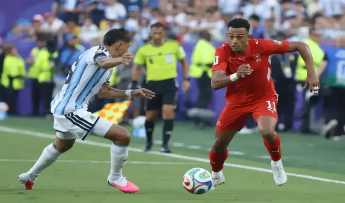 Una gris Argentina sale del embrollo ante Suiza en la prórroga 3-1, mundial 2026 (2) FOTOGRAFÍA. KANSAS CITY (ESTADO DE MISURI) ESTADOS UNIDOS DE AMÉRICA, EEUU, 11 DE JULIO DE 2026. Una gris Argentina sale del embrollo ante Suiza en la prórroga 3-1. Nahuel Molina (i), de Argentina, disputa un balón con Dan Ndoye, de Suiza, en un partido de cuartos de final del Mundial de la FIFA 2026 entre Argentina y Suiza en el estadio Arrowhead de Kansas City (Estado de Misuri) Estados Unidos de América, EEUU. Efe