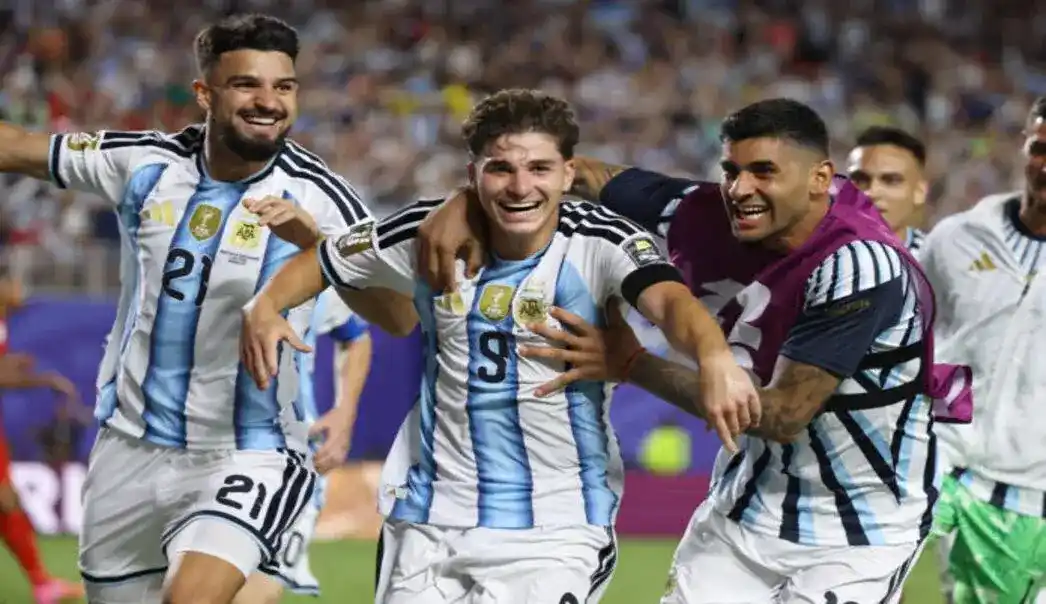 FOTOGRAFÍA. KANSAS CITY (ESTADO DE MISURI) ESTADOS UNIDOS DE AMÉRICA, EEUU, 11 DE JULIO DE 2026. Una gris Argentina sale del embrollo ante Suiza en la prórroga 3-1. Julián Álvarez (c), de Argentina, celebra un gol en un partido de cuartos de final del Mundial de la FIFA 2026 entre Argentina y Suiza en el estadio Arrowhead de Kansas City (Estado de Misuri) Estados Unidos de América, EEUU. Efe