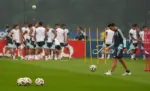 FOTOGRAFÍA. MORRISTOWN (NUEVA JERSEY) ESTADOS UNIDOS DE AMÉRICA, EEUU, 18 DE JULIO DE 2026. Una tormenta amenaza al entrenamiento de Argentina en Morristown. La selección argentina pudo salir este sábado al campo de entrenamiento de la Academia Red Bull en Morristown, aunque el comienzo de una nueva tormenta amenaza con volver a suspenderlo. Así se pone a punto la Albiceleste para la final del Mundial, el domingo frente a España. Efe