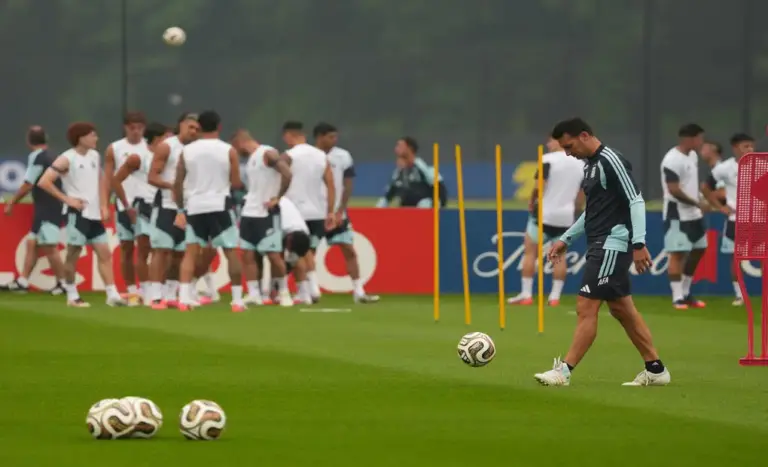 FOTOGRAFÍA. MORRISTOWN (NUEVA JERSEY) ESTADOS UNIDOS DE AMÉRICA, EEUU, 18 DE JULIO DE 2026. Una tormenta amenaza al entrenamiento de Argentina en Morristown. La selección argentina pudo salir este sábado al campo de entrenamiento de la Academia Red Bull en Morristown, aunque el comienzo de una nueva tormenta amenaza con volver a suspenderlo. Así se pone a punto la Albiceleste para la final del Mundial, el domingo frente a España. Efe