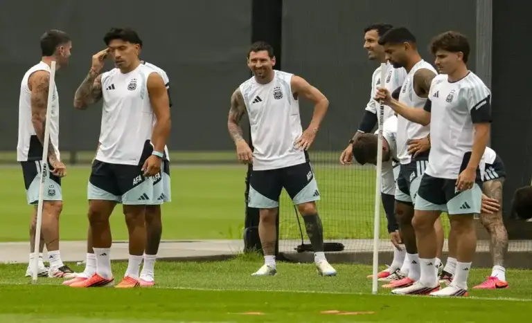 FOTOGRAFÍA. MORRISTOWN (NUEVA JERSEY) ESTADOS UNIDOS DE AMÉRICA, EEUU, 18 DE JULIO DE 2026. Una tormenta amenaza al entrenamiento de Argentina en Morristown. La selección argentina pudo salir este sábado al campo de entrenamiento de la Academia Red Bull en Morristown, aunque el comienzo de una nueva tormenta amenaza con volver a suspenderlo. Así se pone a punto la Albiceleste para la final del Mundial, el domingo frente a España. Efe