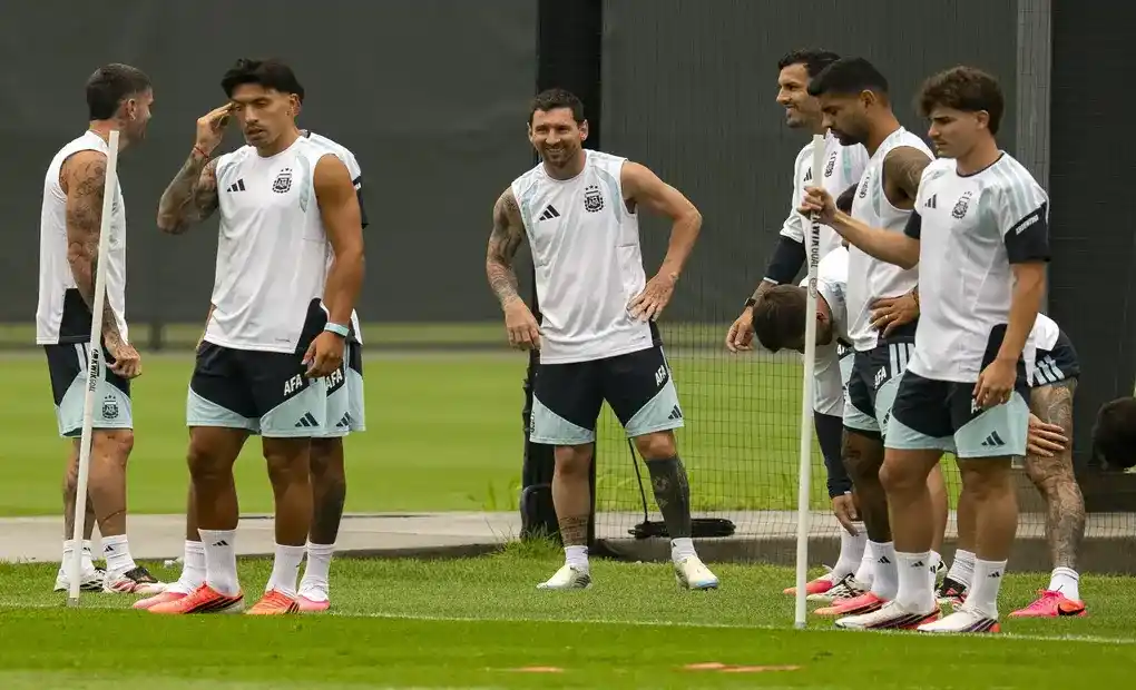 FOTOGRAFÍA. MORRISTOWN (NUEVA JERSEY) ESTADOS UNIDOS DE AMÉRICA, EEUU, 18 DE JULIO DE 2026. Una tormenta amenaza al entrenamiento de Argentina en Morristown. La selección argentina pudo salir este sábado al campo de entrenamiento de la Academia Red Bull en Morristown, aunque el comienzo de una nueva tormenta amenaza con volver a suspenderlo. Así se pone a punto la Albiceleste para la final del Mundial, el domingo frente a España. Efe