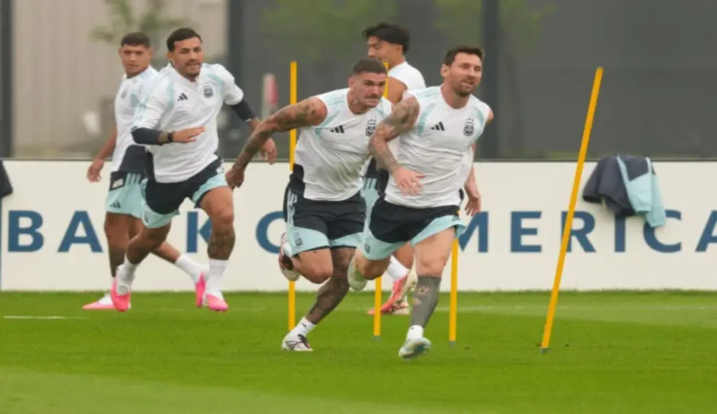 FOTOGRAFÍA. MORRISTOWN (NUEVA JERSEY) ESTADOS UNIDOS DE AMÉRICA, EEUU, 18 DE JULIO DE 2026. Una tormenta amenaza al entrenamiento de Argentina en Morristown. La selección argentina pudo salir este sábado al campo de entrenamiento de la Academia Red Bull en Morristown, aunque el comienzo de una nueva tormenta amenaza con volver a suspenderlo. Así se pone a punto la Albiceleste para la final del Mundial, el domingo frente a España. Efe