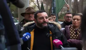 FOTOGRAFÍA. BARCELONA (CATALUÑA) ESPAÑA, 18 DE JULIO DE 2026. VOX Diputación Barcelona ante despilfarro: Hay que tener la cara muy dura. El portavoz del Grupo Parlamentario de VOX en la Diputación de Barcelona, Jordi Albert de la Fuente Miró (Jordi de la Fuente), atiende a los medios de comunicación. Lasvocesdelpueblo (Ñ Pueblo)