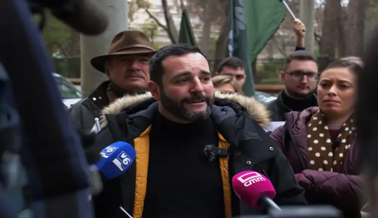 FOTOGRAFÍA. BARCELONA (CATALUÑA) ESPAÑA, 18 DE JULIO DE 2026. VOX Diputación Barcelona ante despilfarro: Hay que tener la cara muy dura. El portavoz del Grupo Parlamentario de VOX en la Diputación de Barcelona, Jordi Albert de la Fuente Miró (Jordi de la Fuente), atiende a los medios de comunicación. Lasvocesdelpueblo (Ñ Pueblo)