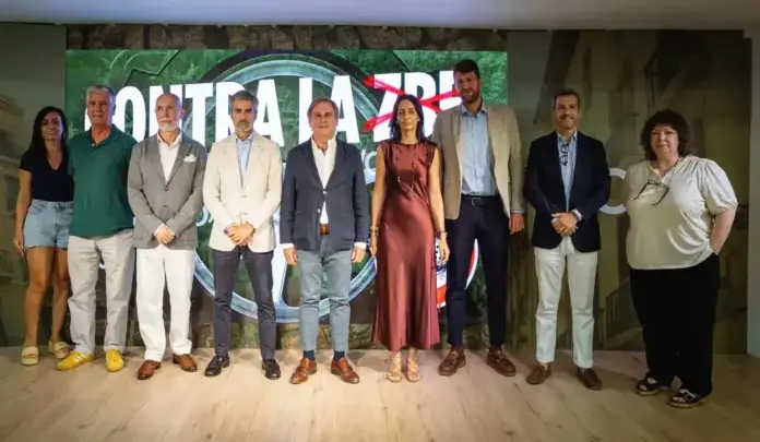 FOTOGRAFÍA. BARCELONA (CATALUÑA) ESPAÑA, 13 DE JULIO DE 2026. VOX moviliza su poder municipal contra las ZBE en la provincia de Barcelona. El presidente del Comité Ejecutivo Provincial (CEP) de VOX en Barcelona, Joan Garriga Doménech; el presidente del Grupo Municipal en el Ayuntamiento de Barcelona, Gozalo de Oro-Pulido Plaza; ofrecen una masiva rueda de prensa en la sede provincial de la formación en calle del Camp 28 de Barcelona sobre la ofensiva política y judicial de VOX contra las Zonas de Bajas Emisiones (ZBE), junto a parte del poder municipal de la formación en Barcelona: Hospitalet de Llobregat (Francisco Javier González Priego), Cornellà (Iván Cánovas), Manresa (Inmaculada Cervilla Galera), Terrassa (Alicia Tomás Martínez), Santa Coloma de Gramenet (Juan Carlos Segura Just), Mataró (Mónica Lora Cisqué) y Sant Cugat (Marcos Rodríguez Font). Lasvocesdelpueblo (Ñ Pueblo)