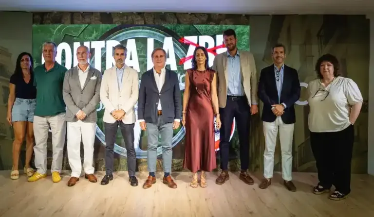 FOTOGRAFÍA. BARCELONA (CATALUÑA) ESPAÑA, 13 DE JULIO DE 2026. VOX moviliza su poder municipal contra las ZBE en la provincia de Barcelona. El presidente del Comité Ejecutivo Provincial (CEP) de VOX en Barcelona, Joan Garriga Doménech; el presidente del Grupo Municipal en el Ayuntamiento de Barcelona, Gozalo de Oro-Pulido Plaza; ofrecen una masiva rueda de prensa en la sede provincial de la formación en calle del Camp 28 de Barcelona sobre la ofensiva política y judicial de VOX contra las Zonas de Bajas Emisiones (ZBE), junto a parte del poder municipal de la formación en Barcelona: Hospitalet de Llobregat (Francisco Javier González Priego), Cornellà (Iván Cánovas), Manresa (Inmaculada Cervilla Galera), Terrassa (Alicia Tomás Martínez), Santa Coloma de Gramenet (Juan Carlos Segura Just), Mataró (Mónica Lora Cisqué) y Sant Cugat (Marcos Rodríguez Font). Lasvocesdelpueblo (Ñ Pueblo)