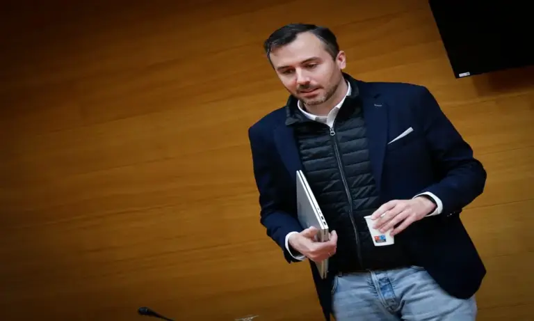 FOTOGRAFÍA. VALENCIA (COMUNIDAD VALENCIANA) ESPAÑA, 13 DE JULIO DE 2026. VOX condiciona los Presupuestos valencianos a la prioridad nacional. El diputado del Grupo Parlamentario de VOX en las Cortes Valencianas por Alicante, Miguel Pascual Pérez, ha defendido las enmiendas presentadas por el Grupo VOX al proyecto de Presupuestos de la Generalitat Valenciana para 2026, unas propuestas que sitúan la vivienda como una prioridad política y que incorporan el principio de prioridad nacional en el acceso a las ayudas públicas. Lasvocesdlepueblo (Ñ Pueblo)