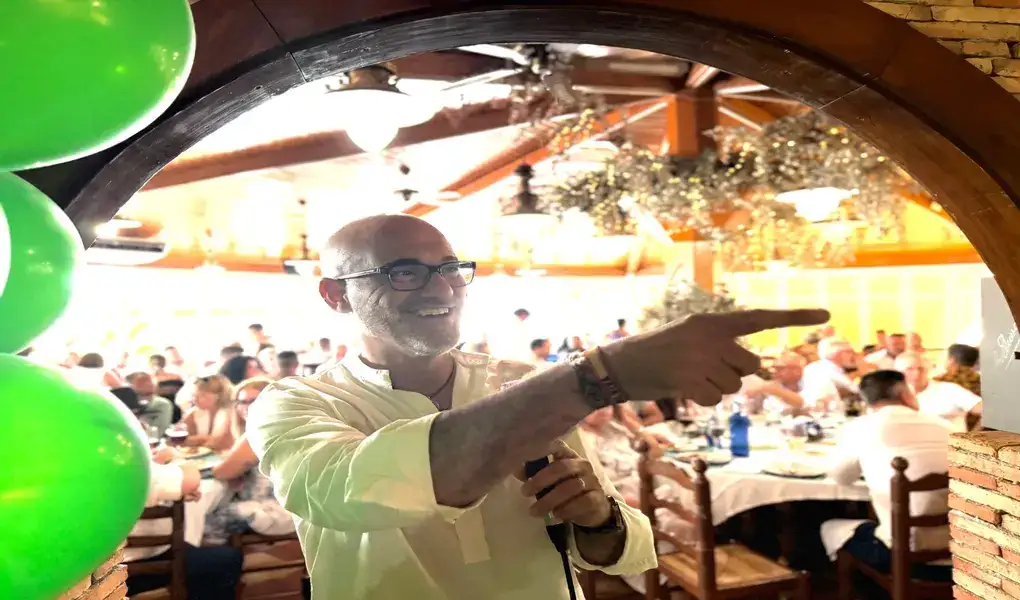 FOTOGRAFÍA. BENIDORM (ALICANTE) ESPAÑA, 04 DE JULIO DE 2026. VOX demuestra su fuerza en un multitudinario encuentro con afiliados y simpatizantes en La Marina, en Benidorm (Alicante) Comunidad Valenciana. Entre los asistentes, el presidente del Comité Ejecutivo Provincial (CEP)Eduardo Gutiérrez de Cabiedes Hidalgo de Caviedes (Eduardo García de Cabiedes) (en la imagen); los diputados nacionales David García Gomis y José María Sánchez García; así como la participación y el apoyo de Ricardo Chamorro Delmo y de la vicepresidente de VOX en Guipúzcoa, María del Mar Martija Sánchez-Guardamino (Mar Martija Sánchez). Lasvocesdelpueblo (Ñ Pueblo)