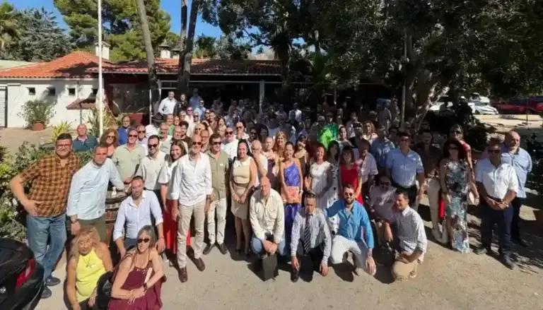 FOTOGRAFÍA. BENIDORM (ALICANTE) ESPAÑA, 04 DE JULIO DE 2026. VOX demuestra su fuerza en un multitudinario encuentro con afiliados y simpatizantes en La Marina, en Benidorm (Alicante) Comunidad Valenciana. Entre los asistentes, el presidente del Comité Ejecutivo Provincial (CEP)Eduardo Gutiérrez de Cabiedes Hidalgo de Caviedes (Eduardo García de Cabiedes); los diputados nacionales David García Gomis y José María Sánchez García; así como la participación y el apoyo de Ricardo Chamorro Delmo y de la vicepresidente de VOX en Guipúzcoa, María del Mar Martija Sánchez-Guardamino (Mar Martija Sánchez). Lasvocesdelpueblo (Ñ Pueblo)