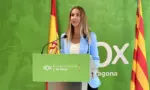 FOTOGRAFÍA. SALOU (TARRAGONA) ESPAÑA, 08 DE JULIO DE 2026. VOX denuncia la violencia de 'manteros' en la capital del Top Manta, Salou. La portavoz del Grupo Municipal de VOX en el Ayuntamiento de Salou, Ana Belén Rodríguez Ros, durante una rueda de prensa. Lasvocesdelpueblo (Ñ Pueblo)