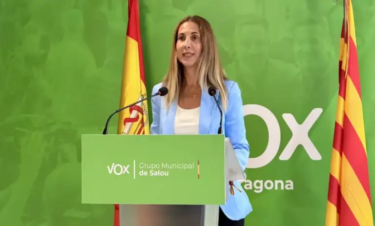 FOTOGRAFÍA. SALOU (TARRAGONA) ESPAÑA, 08 DE JULIO DE 2026. VOX denuncia la violencia de 'manteros' en la capital del Top Manta, Salou. La portavoz del Grupo Municipal de VOX en el Ayuntamiento de Salou, Ana Belén Rodríguez Ros, durante una rueda de prensa. Lasvocesdelpueblo (Ñ Pueblo)