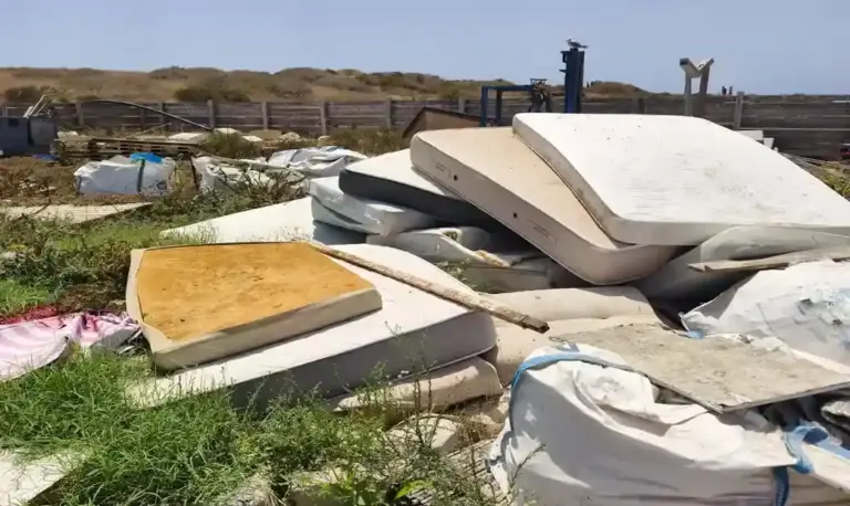 FOTOGRAFÍA. TABARCA (ALICANTE) ESPAÑA, 14 DE JULIO DE 2026. VOX exige duplicar las boyas de fondeo en la isla de Tabarca. El Grupo Parlamentario VOX en las Cortes Valencianas, junto a sus representantes municipales en Alicante y Santa Pola, ha desarrollado hoy una jornada de inspección técnica en la isla de Tabarca. Lasvocesdelpueblo (Ñ Pueblo)
