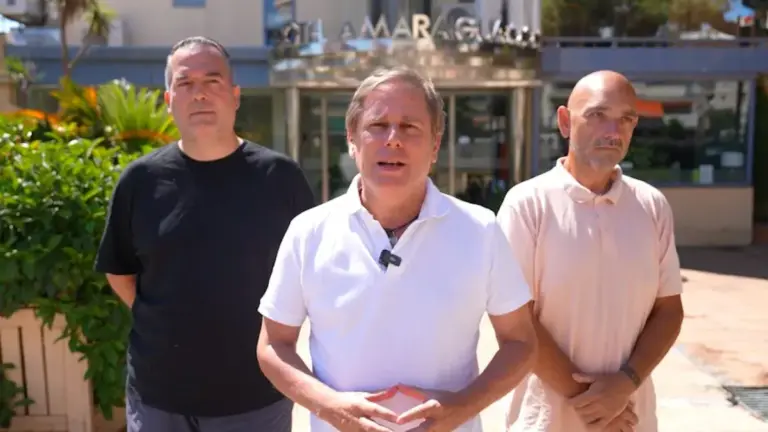 FOTOGRAFÍA. MALGRAT DE MAR (BARCELONA) CATALUÑA (ESPAÑA), 04 DE JULIO DE 2026. VOX exige la dimisión de Paneque por el incendio en La Bisbal d'Empordà. El portavoz del Grupo Parlamentario de VOX en el Parlamento de Cataluña y presidente de VOX en la provincia de Barcelona, Joan Garriga Doménech (c), este sábado durante una visita en Malgrat de Mar, provincia de Barcelona, Comunidad Autónoma de Cataluña, España. Lasvocesdelpueblo (Ñ Pueblo)