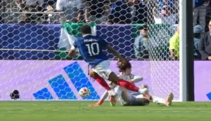 FOTOGRAFÍA. JEAST RUTHERFOR (ESTADOS UNIDOS DE AMÉRICA, EEUU), 16 DE JUNIO DE 2026. Vendido por pequeñas piezas a 450 $ el césped de la final del Mundial. Kylian Mbappe (i) de Francia anota un gol que fue anulado en el estadio MetLife en Nueva Jersey (Estados Unidos), durante el partido Francia-Senegal. Efe