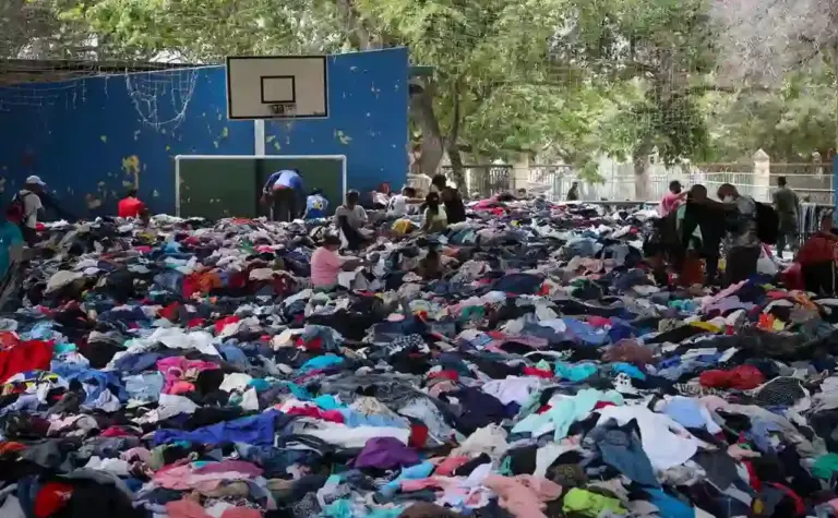 FOTOGRAFÍA. LA GUAIRA (VENEZUELA), 05 DE JULIO DE 2026. Venezuela: 10.702 damnificados en campamentos, 16.592 heridos y 2.954 fallecidos. Detalle de una imagen que muestra a varias personas seleccionan ropa en La Guaira (Venezuela). Efe
