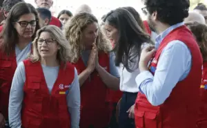 La reina Letizia (2d) acompañada por el director de la Agencia Española de Cooperación Internacional para el Desarrollo (AECID), Antón Leis García (d) despide este miércoles en el aeropuerto de Barajas al equipo médico de emergencia de la AECID que se desplegará en Venezuela para atender a las víctimas de los terremotos. Efe