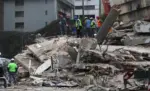 FOTOGRAFÍA. CARACAS (VENEZUELA), 02 DE JULIO DE 2026. Venezuela: 12.841 las personas que han perdido sus viviendas. Integrantes de cuerpos de rescate realizan operaciones de búsqueda en edificaciones afectadas este miércoles, en Caracas (Venezuela). Efe