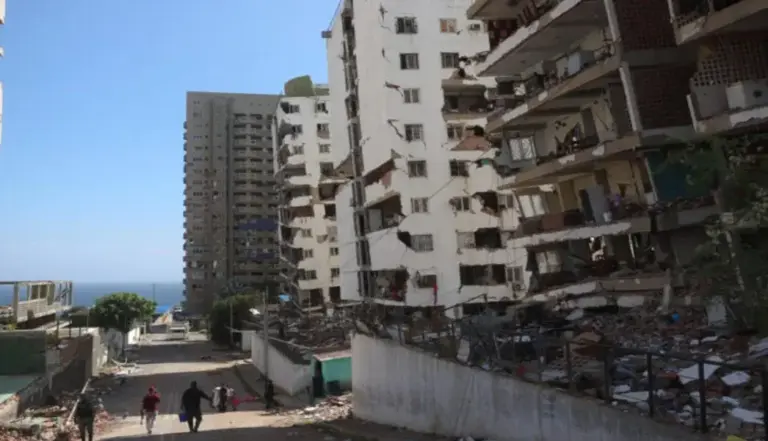 FOTOGRAFÍA. LA GUAIRA (VENEZUELA), 02 DE JULIO DE 2026. Venezuela:137 españoles desaparecidos, 11 bajo escombros y 27 fallecidos. Detalle de una imagen que muestra edificios afectados por el doble terremoto de magnitudes 7,2 y 7,5, este miércoles, en La Guaira (Venezuela). Efe