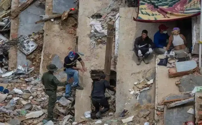 Venezuela contabiliza fallecidos en rescate y remoción de escombros. Voluntarios realizan labores de búsqueda de sobrevivientes este martes, en La Guaira (Venezuela). Efe FOTOGRAFÍA. LA GUAIRA (VENEZUELA), 30 DE JUNIO DE 2026. Venezuela contabiliza fallecidos en rescate y remoción de escombros. Voluntarios realizan labores de búsqueda de sobrevivientes este martes, en La Guaira (Venezuela). Efe