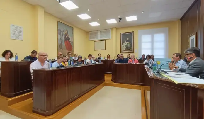 Villajoyosa PP-PSOE y Compromís consuman su cordón sanitario contra VOX FOTOGRAFÍA. VILLAJOYOSA (ALICANTE) COMUNIDAD VALENCIANA (ESPAÑA), 16 DE JULIO DE 2026. Villajoyosa: PP-PSOE y Compromís consuman su cordón sanitario contra VOX. El pleno ordinario del Ayuntamiento de Villajoyosa celebrado en la mañana de este jueves ha vuelto a evidenciar el hermético "cordón sanitario" que las demás formaciones políticas mantienen contra el Grupo Municipal VOX, presidido por el patriota Moisés Oliver Riaza. Lasvocesdelpueblo (Ñ Pueblo)