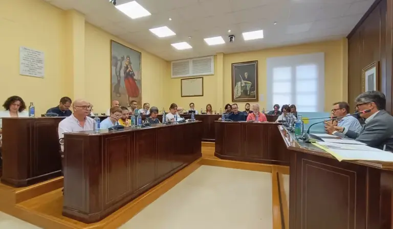 FOTOGRAFÍA. VILLAJOYOSA (ALICANTE) COMUNIDAD VALENCIANA (ESPAÑA), 16 DE JULIO DE 2026. Villajoyosa: PP-PSOE y Compromís consuman su cordón sanitario contra VOX. El pleno ordinario del Ayuntamiento de Villajoyosa celebrado en la mañana de este jueves ha vuelto a evidenciar el hermético "cordón sanitario" que las demás formaciones políticas mantienen contra el Grupo Municipal VOX, presidido por el patriota Moisés Oliver Riaza. Lasvocesdelpueblo (Ñ Pueblo)