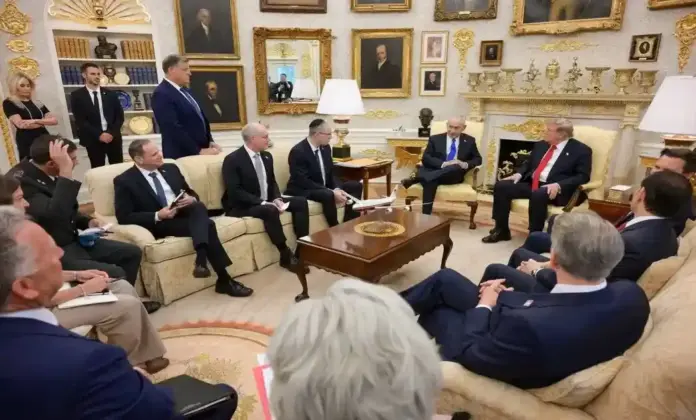 Washington, octava reunión Trump y Netanyahu desde enero de 2024 (3) FOTOGRAFÍA. WASHINGTON (ESTADOS UNIDOS DE AMÉRICA, EEUU), 28 DE JULIO DE 2026. El presidente de United States of America (USA), Donald John Trump (d); y su homólogo hebreo, primer ministro del Estado de Israel, "Bibi" Benjamín Netanyahu (i), mantiene una reunión en la Casa Blanca este martes, la octava desde enero de 2024. En esta octava reunión Trump y Netanyahu, estuvieron presentes los miembros del Gobierno de Israel, entre ellos: el asesor de Seguridad Nacional de Israel, encargado de coordinar la estrategia militar en el conflicto actual con Irán, Shmuel Ben Ezra; el embajador de Israel en Washington, responsable del enlace diplomático directo con la administración estadounidense, Yechiel Leiter; entre otros, y los del Gobierno estadounidense, entre ellos: el secretario del Estado de EEUU; Marco Antonio Rubio (Marco Rubio); el Secretario de Guerra de EEUU, Peter Brian Hegseth; el vicepresidente de EEUU, James David Vance; el Enviado especial de la Casa Blanca para Oriente Medio, Steven Charles Witkoff (Steve Witkoff); entre otros. Lasvocesdelpueblo (Ñ Pueblo)