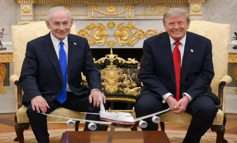 FOTOGRAFÍA. WASHINGTON (ESTADOS UNIDOS DE AMÉRICA, EEUU), 28 DE JULIO DE 2026. El presidente de United States of America (USA), Donald John Trump (d); y su homólogo hebreo, primer ministro del Estado de Israel, "Bibi" Benjamín Netanyahu (i), mantiene una reunión en la Casa Blanca este martes, la octava desde enero de 2024. En esta octava reunión Trump y Netanyahu, estuvieron presentes los miembros del Gobierno de Israel, entre ellos: el asesor de Seguridad Nacional de Israel, encargado de coordinar la estrategia militar en el conflicto actual con Irán, Shmuel Ben Ezra; el embajador de Israel en Washington, responsable del enlace diplomático directo con la administración estadounidense, Yechiel Leiter; entre otros, y los del Gobierno estadounidense, entre ellos: el secretario del Estado de EEUU; Marco Antonio Rubio (Marco Rubio); el Secretario de Guerra de EEUU, Peter Brian Hegseth; el vicepresidente de EEUU, James David Vance; el Enviado especial de la Casa Blanca para Oriente Medio, Steven Charles Witkoff (Steve Witkoff); entre otros. Lasvocesdelpueblo (Ñ Pueblo)