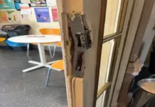 FOTOGRAFÍA. SANT CUGAT DEL VALLES (BARCELONA) CATALUÑA (ESPAÑA), 03 DE JULIO DE 2026. Un inmigrante magrebí rompe la puerta amenaza a una trabajadora social en Sant Cugat del Vallès. Así ha quedado la puerta de acceso a la sede de Servicios Sociales de la Casa Mònaco de Sant Cugat del Vallès tras un incidente muy violento de perpetrado por un inmigrante magrebí contra una trabajadora social antes de ser detenido por la Policía, cuando esté exigía cobrar dinero los impuestos de los españoles en ayudas sociales. Lasvocesdelpueblo (Ñ Pueblo)