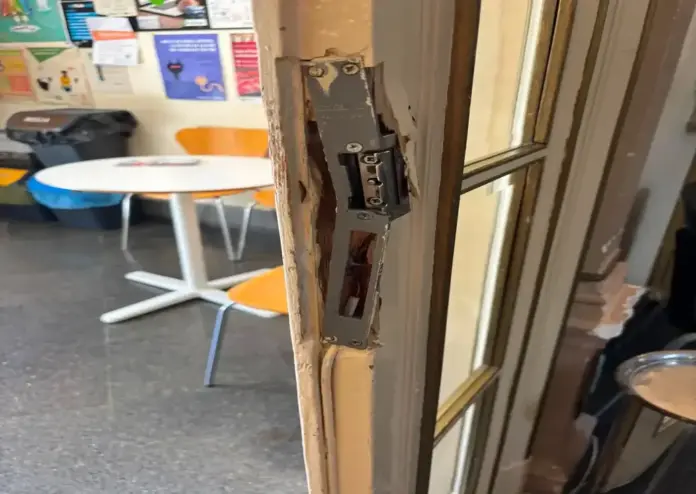 magrebí Sant Cugat del Vallès FOTOGRAFÍA. SANT CUGAT DEL VALLES (BARCELONA) CATALUÑA (ESPAÑA), 03 DE JULIO DE 2026. Un inmigrante magrebí rompe la puerta amenaza a una trabajadora social en Sant Cugat del Vallès. Así ha quedado la puerta de acceso a la sede de Servicios Sociales de la Casa Mònaco de Sant Cugat del Vallès tras un incidente muy violento de perpetrado por un inmigrante magrebí contra una trabajadora social antes de ser detenido por la Policía, cuando esté exigía cobrar dinero los impuestos de los españoles en ayudas sociales. Lasvocesdelpueblo (Ñ Pueblo)