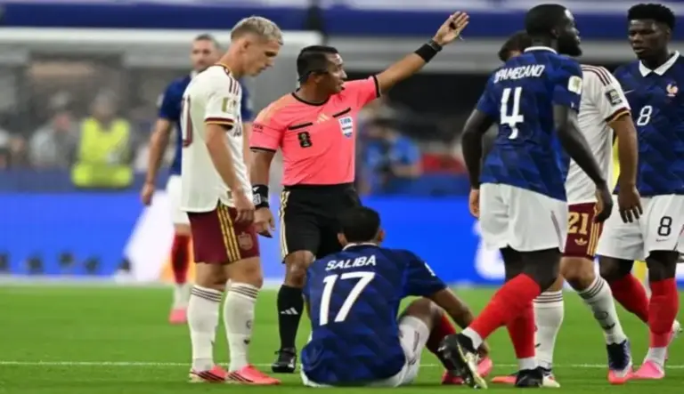 FOTOGRAFÍA. ARLINGTON (ESTADO DE TEXAS) ESTADOS UNIDOS DE AMÉRICA, EEUU, 14 DE JULIO DE 2026. William Alain André Gabriel Saliba se echó al césped tras molestias. El árbitro Ivan Barton (c) junto a William Saliba, en el partido de semifinales del Mundial de la FIFA 2026 entre Francia y España en el estadio AT&T en Arlington (Estado de Texa) Estados Unidos de América, EEUU. Efe