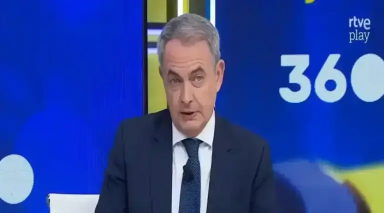 FOTOGRAFÍA. MADRID (ESPAÑA), 23 DE JULIO DE 2026. Zapatero reitera su inocencia en RTVE. El expresidente del Gobierno de España y exsecretario general del Partido Socialista (PSOE), José Luis Rodríguez Zapatero, registrado este jueves durante una entrevista en Radio Televisión Española (RTVE) sobre su imputación por presunta pertenencia a una organización criminal por parte de la Audiencia Nacional ante su señalamiento por empresarios imputados en la causa como el capo de la red criminal, con joyas valoradas en 1,3 millones de euros halladas en su despacho en la sede nacional del PSOE en calle Ferraz 70 de Madrid. RTVE