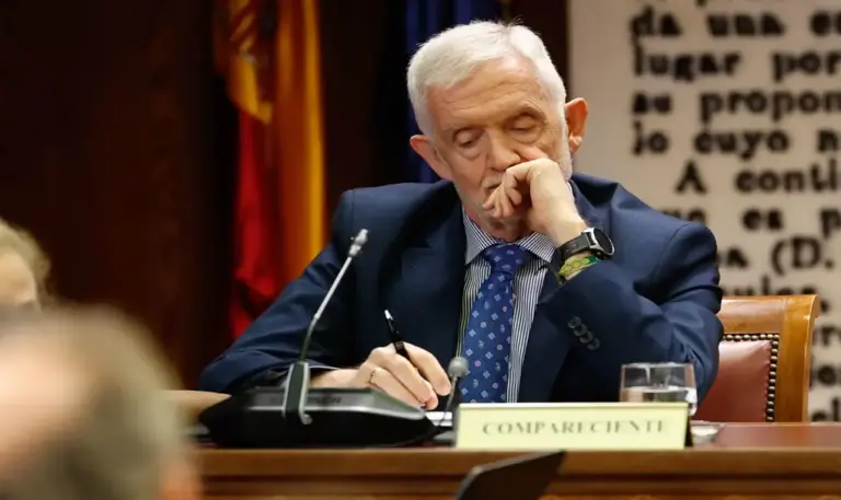 FOTOGRAFÍA. MADRID (ESPAÑA), 17 DE JULIO DE 2026. El imputado DAO de la Guardia Civil Manuel Llamas no piensa en dimitir. El Director Adjunto Operativo (DAO) de la Guardia Civil, Manuel Llamas, durante su comparecencia en la comisión de investigación del caso Koldo del Senado, ha asegurado este viernes que no piensa en dimitir de momento por estar imputado en el caso Leire y ha dejado claro que solo él cuestionará su honor y no terceros, como, a su juicio, están haciendo algunos. Efe