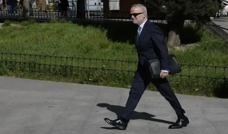 FOTOGRAFÍA. MADRID (ESPAÑA), 29 DE JULIO DE 2026.  La mujer de Pedro Sánchez pierde la confianza en su abogado. El hasta ahora abogado de Begoña Gómez, Antonio Camacho, a su llegada a los Juzgados de Plaza de Castilla de Madrid. Efe