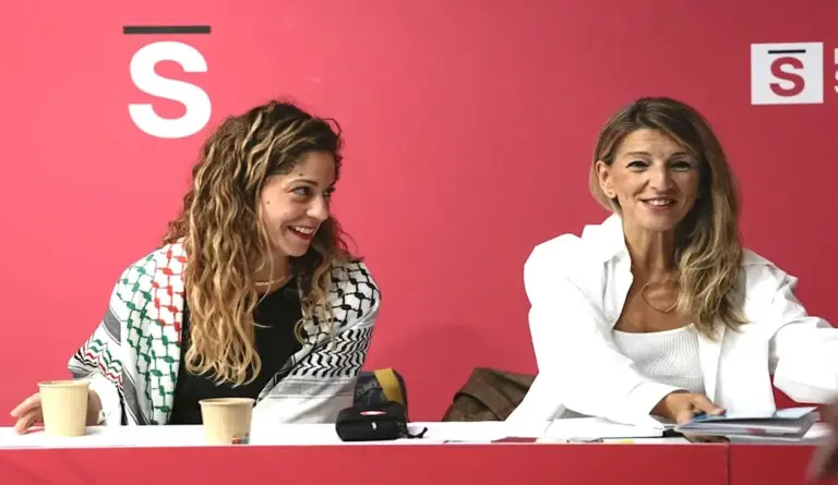 FOTOGRAFÍA. MADRID (ESPAÑA), FECHA RELACIONADA CON EL CONTENIDO. 01 DE JULIO DE 2026. Lara Hernández García (i) junto a la exlíder de Sumar y vicepresidente del Gobierno de España Yolanda Díaz Pérez (d), excluida de la única lista registrada para liderar Sumar. Efe