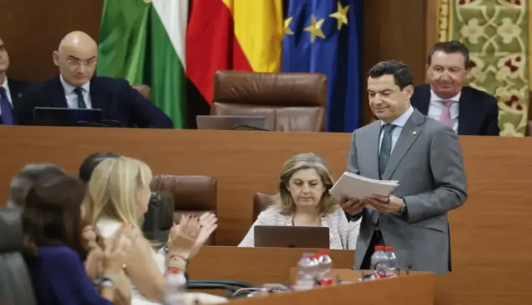 FOTOGRAFÍA. SEVILLA (ANDALUCÍA) ESPAÑA, 30 DE JUNIO DE 2026.El fracaso de Juan Manuel Moreno Bonilla. El presidente de la Junta de Andalucía en funciones y candidato del Partido Popular (PP) a la reelección, Juan Manuel Moreno Bonilla (Juanma Moreno), interviene durante la segunda jornada del Pleno de investidura en el Parlamento de Andalucía. Efe