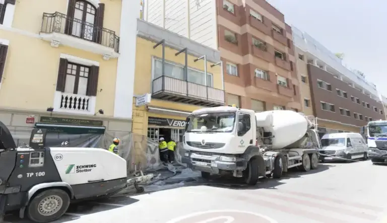 FOTOGRAFÍA. BARCELONA (CATALUÑA) ESPAÑA, 07 DE JULIO DE 2026. Desalojo masivo en barrio del Putxet de Barcelona por socavón. Un socavón de unos 8 metros de diámetro en un patio interior de la calle de Rubistein 4 en el barrio del Putxet de Barcelona y cerca de las obras de la L9 del Metro ha obligado a desalojar 4 fincas del distrito de Sarrià-Sant Gervasi de Barcelona. Efe