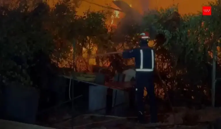 FOTOGRAFÍA. BURGOHONDO (VILLA DEL PRADO) COMUNIDAD DE MADRID (ESPAÑA), 24 DE JULIO DE 2026. Fuera de control los incendios forestales de Comunidad de Madrid y Ávila. Incendios de Villa del Prado y San Martín de Valdeiglesias, en la Comunidad de Madrid, en España. Efe