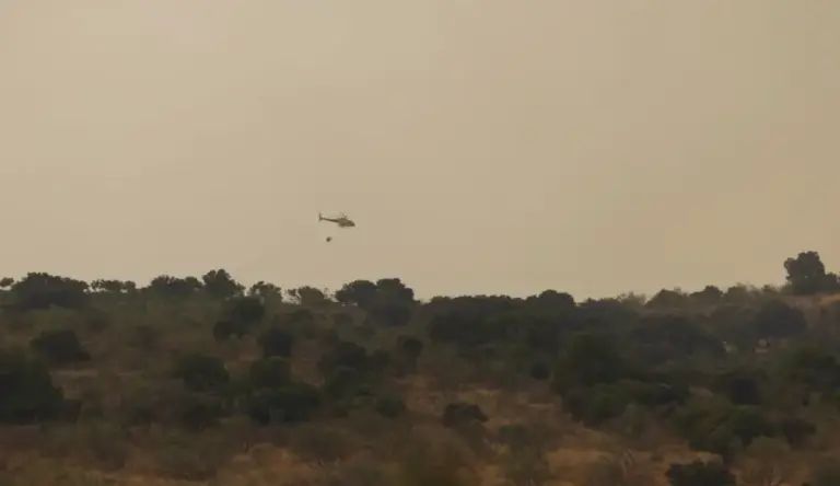 FOTOGRAFÍA. PELAYOS DE LA PRESA (COMUNIDAD DE MADRID) ESPAÑA, 24 DE JULIO DE 2026. Incendios forestales España, Bruselas envía 4 aviones anfibios Canadair. Un helicóptero del servicio de Bomberos trabaja en la extinción del incendio producido en la localidad madrileña de Pelayos de la Presa, este viernes. Efe