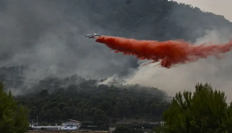 FOTOGRAFÍA. VALL DIUIXÒ (CASTELLÓN) COMUNIDAD VALENCIANA (ESPAÑA), 26 DE JULIO DE 2026. El incendio de Castellón continúa fuera de control. Un avión realiza una descarga con retardante en Betxí en el frente del incendio declarado este sábado en la Vall d'Uixó (Castellón). Efe