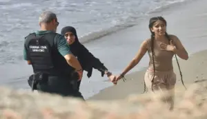 FOTOGRAFÍA. CEUTA (ESPAÑA), 30 DE JULIO DE 2026. Invasión de Ceuta. Miles de jóvenes marroquíes se dirigieron este jueves a la frontera entre Castillejos (Marruecos) y Ceuta (España) para tratar de cruzar la valla que separa las dos ciudades. Efe