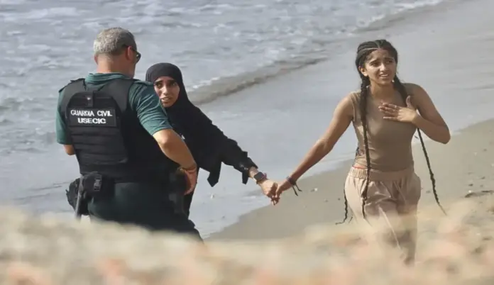 FOTOGRAFÍA. CEUTA (ESPAÑA), 30 DE JULIO DE 2026. Invasión de Ceuta. Miles de jóvenes marroquíes se dirigieron este jueves a la frontera entre Castillejos (Marruecos) y Ceuta (España) para tratar de cruzar la valla que separa las dos ciudades. Efe