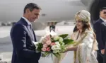 FOTOGRAFÍA. ANKARA (TURQUÍA), 07 DE JULIO DE 2026. Sánchez recibe el ramo de flores para su Begoña Gómez en Turquía. El presidente del Gobierno español y secretario general del Partido Socialista (PSOE), Pedro Sánchez Pérez-Castejón (i), llega al aeropuerto de Ankara, Turquía, sin su mujer contra quien la Justicia española ha dictado una retirada de pasaporte por alto riesgo de fuga, Begoña Gómez, antes de la Cumbre de la OTAN de Jefes de Estado y de Gobierno 2026 que se celebrará en Ankara, Turquía, el 7 de julio de 2026. La cumbre tendrá lugar los días 7 y 8 de julio y se centrará en fortalecer la producción industrial de defensa y garantizar la ayuda militar a largo plazo para Ucrania. (Turquía, Ucrania) Efe