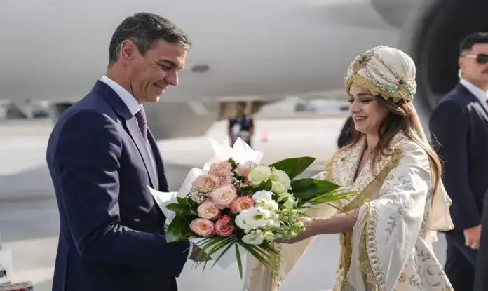 FOTOGRAFÍA. ANKARA (TURQUÍA), 07 DE JULIO DE 2026. Sánchez recibe el ramo de flores para su Begoña Gómez en Turquía. El presidente del Gobierno español y secretario general del Partido Socialista (PSOE), Pedro Sánchez Pérez-Castejón (i), llega al aeropuerto de Ankara, Turquía, sin su mujer contra quien la Justicia española ha dictado una retirada de pasaporte por alto riesgo de fuga, Begoña Gómez, antes de la Cumbre de la OTAN de Jefes de Estado y de Gobierno 2026 que se celebrará en Ankara, Turquía, el 7 de julio de 2026. La cumbre tendrá lugar los días 7 y 8 de julio y se centrará en fortalecer la producción industrial de defensa y garantizar la ayuda militar a largo plazo para Ucrania. (Turquía, Ucrania) Efe